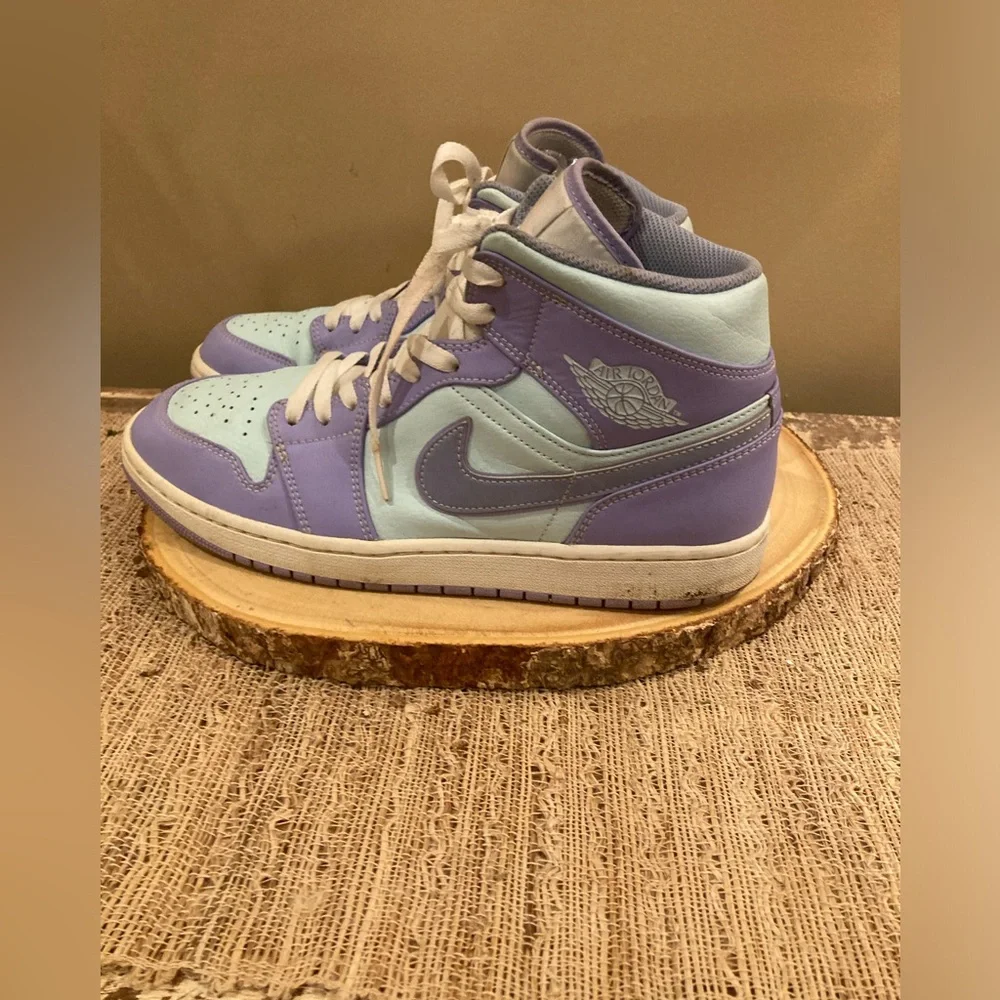 Air Jordan 1 Mid Purple Pulse 554724-500 Sz-11 White & Purple‎